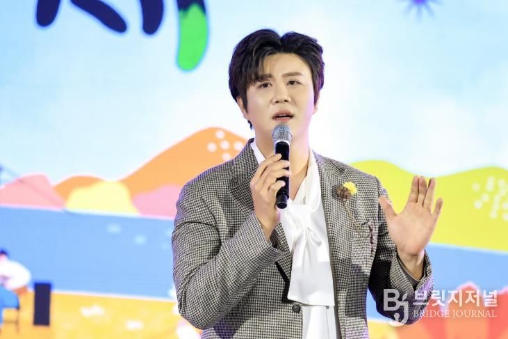 창원시 트롯천재 진해성, 해군장병지원사업에 500만 원 기부