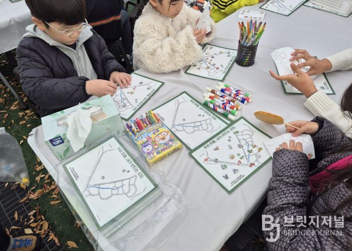 ‘우리 마을 지도’ 만들기에 참여한 어린이들