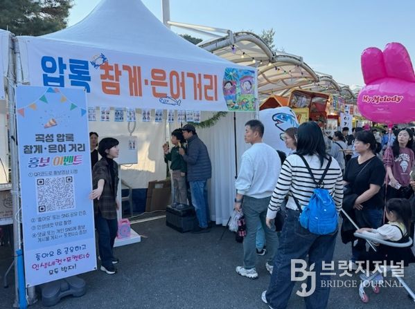 정화활동에 참여하고 있는 음식거리 영업주들