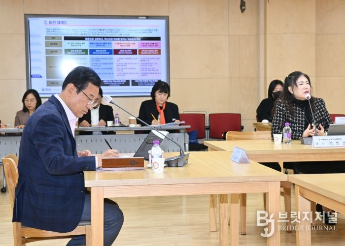 11월 6일 시청 상황실에서 열린 하남시 평생교육 중장기 발전계획 중간보고회에서 이현재 하남시장을 비롯한 관계자들이 회의에 참여하고 있다.