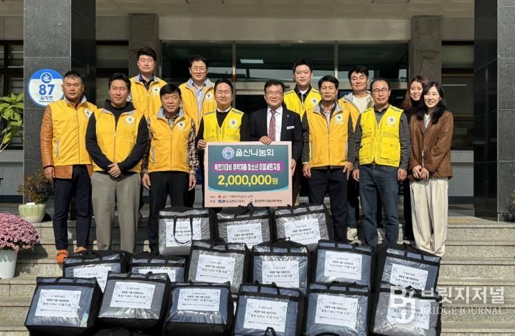 강남교육지원청 박봉국 행정지원국장(오른쪽)이 7일 울산 나눔회에서 200만 원 상당의 물품을 지원받고 기념사진을 찍고있다