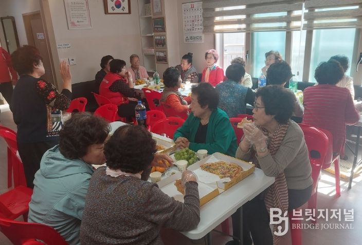 부산 중구 무한리필봉사단, 어르신께 사랑의 피자 식사 대접
