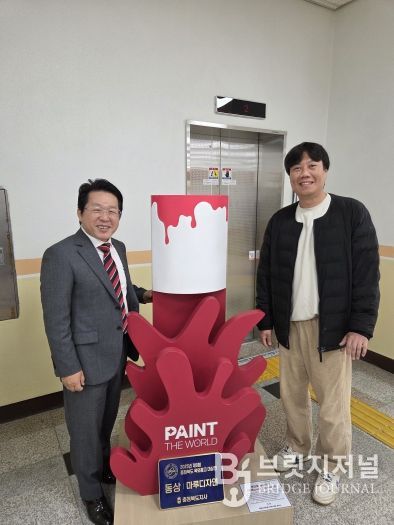 진천읍 예술작품 기탁식 사진(오른쪽 권진수 대표)