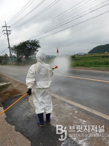 천안 풍서천 일대에서 H5형 조류인플루엔자(AI) 항원이 확인된 가운데 천안시가 인근 가금농가 입구를 통제하고 있다.