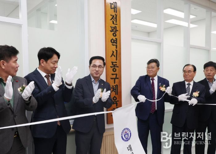 박희조 동구청장이 동구체육회 청사 개소식에 참석해 축하 인사를 하고 있다