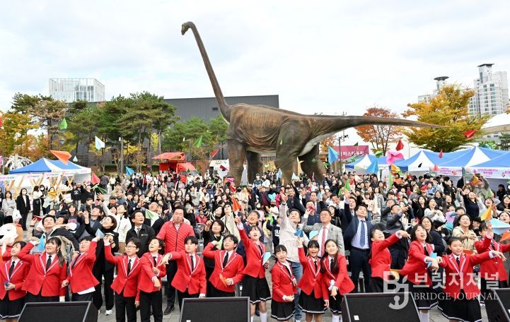 ‘2025 울산 종갓집 온마을교육축제’가 8일 공룡발자국 공원에서 김영길 중구청장, 박경흠 중구의회 의장, 천창수 시교육감, 구의원, 마을교육공동체, 학생 등이 참석한 가운데 열렸다.