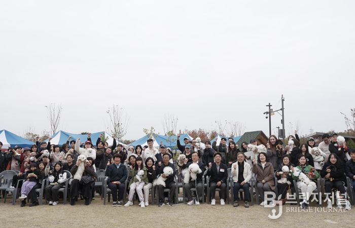 8일 미사아일랜드 펫존에서 열린 ‘2025 하남시 반려동물 문화축제’에서 반려인과 반려견들이 기념촬영을 하고 있다.