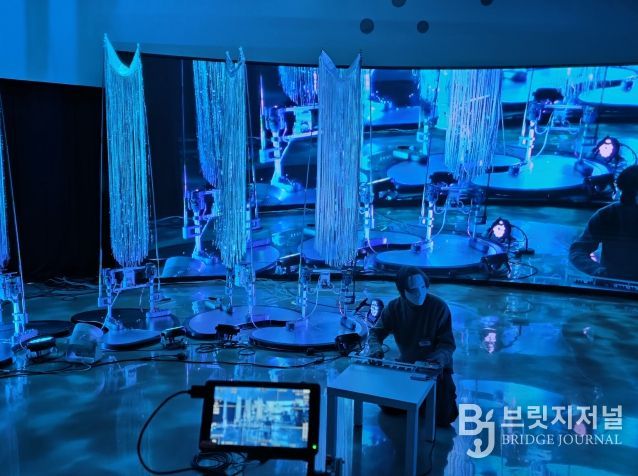 권병준 작가가 프리뷰 퍼포먼스를 진행하고 있다.