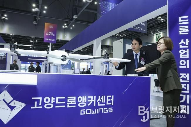 2025 드론·도심항공모빌리티 박람회’에서 고양드론앵커센터 섹터를 찾은 이동환 고양특례시장