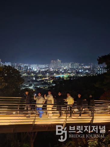 밀양시는 아리랑고갯길 일원에서 시민과의 현장 소통 프로그램을 마친 후 단체 기념 촬영을 진행했다.