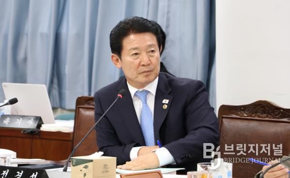 전라남도의회 제395회 제2차 정례회 기획행정위원회 소관 행정사무감사에서 전경선 의원이 집행부를 향해 질의를 하고 있다.