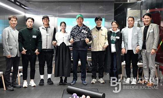 오세훈 서울시장이 10일(월) 영등포구 5호선 여의나루역 러너스테이션에서 열린 '지속가능한 러닝문화 조성을 위한 간담회' 참석자들과 기념사진을 촬영하고 있다.