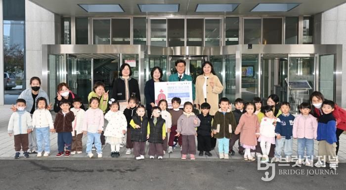 뒤편 왼쪽부터 사랑둥이어린이집 허은 원장, 예쁜아이어린이집 김두필 원장, 정종복 기장군수, 별사탕어린이집 김현정 원장과 원생들이 플리마켓 수익금 100만원을 기탁한 후 기념촬영을 하고 있다