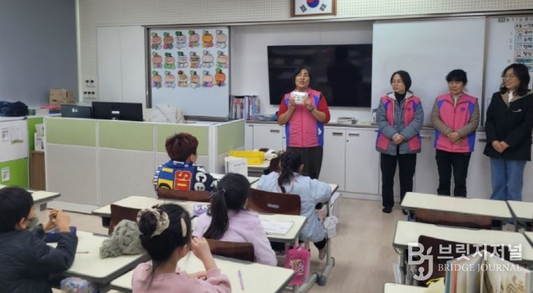 성주군생활개선회「농업인의 날」우리쌀 소비촉진 행사 개최 - 관내 11개 초등학교 방문, 1,400여명에 성주 햅쌀로 만든 가래떡 나눔