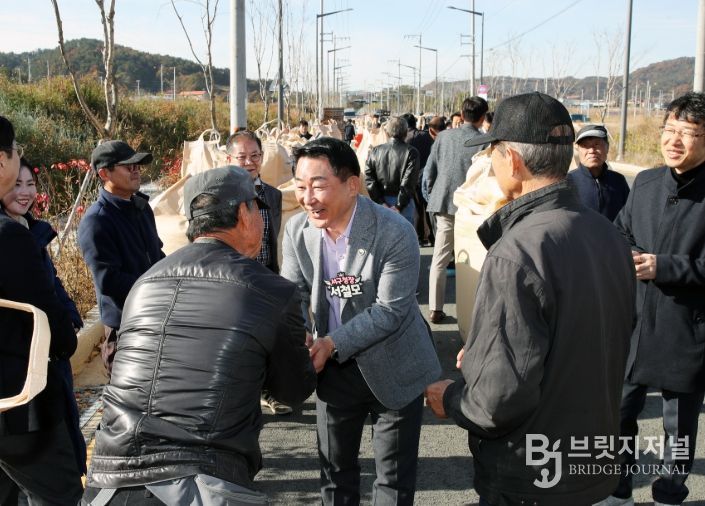 서철모 서구청장이 공공비축미곡 매입 현장을 방문해 관계자들을 격려하고 있다