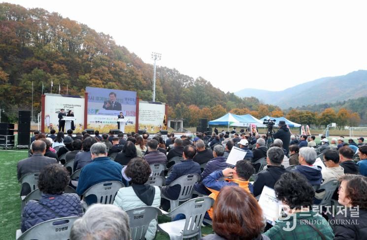 제36회 경주시 후계농업경영인 한마음대회가 서경주체육공원에서 열려 500여 명의 회원과 가족이 참석한 가운데 진행되고 있다