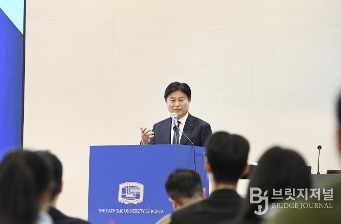 조용익 부천시장이 12일 가톨릭대학교 행정학술제에서 ‘청년이 미래를 잇다’를 주제로 특별강연을 진행하고 있다.