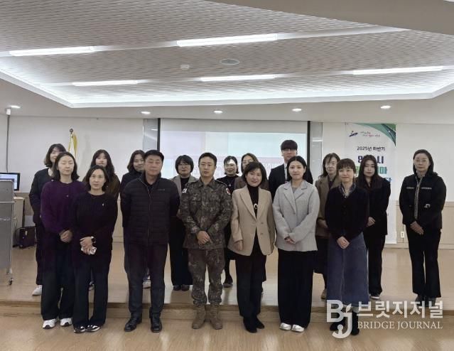 안산시 말라리아 퇴치사업단이 13일 단원보건소에서 하반기 말라리아 퇴치사업단 회의를 진행하고 함께 기념촬영을 하고 있다.