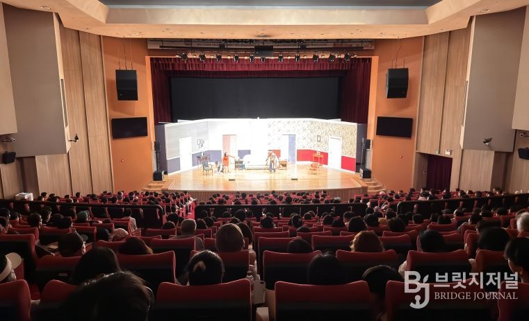 완도군, _문화의 날_에 다양한 문화 공연 마련(사진은 지난 8월에 선보인 연극 라이어)