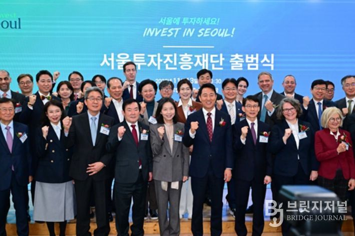 구미경 의원이(두번째줄, 오른쪽에서 다섯 번째 갈색 정장) 행사에 참석하여 기념사진을 촬영하고 있다.