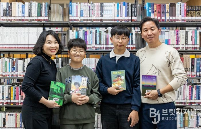 칠곡군립도서관에서 독서를 즐기고 있는 오 씨 가족의 모습. 온 가족이 함께 도서관을 찾는 것이 일상이 됐다.