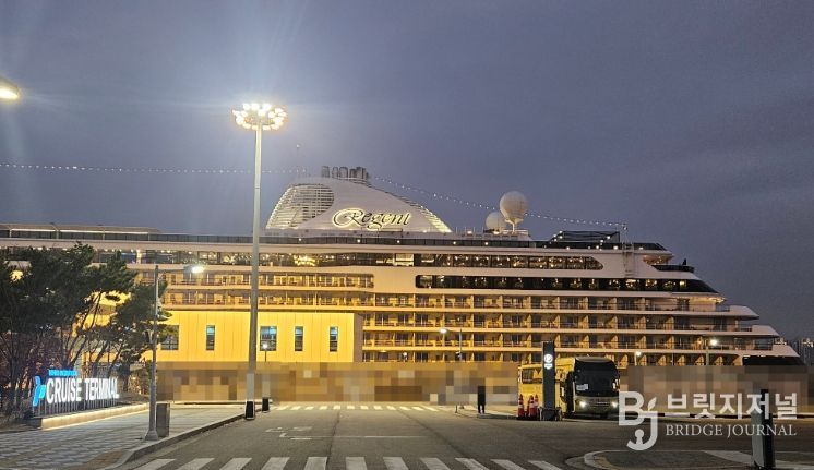 인천항 크루즈 터미널에 리젠트 세븐시즈(Regent Seven Seas)사의 ‘세븐시즈 익스플로러(Seven Seas Explorer)’호가 정박해 있다 / 사진제공 = 인천항만공사
