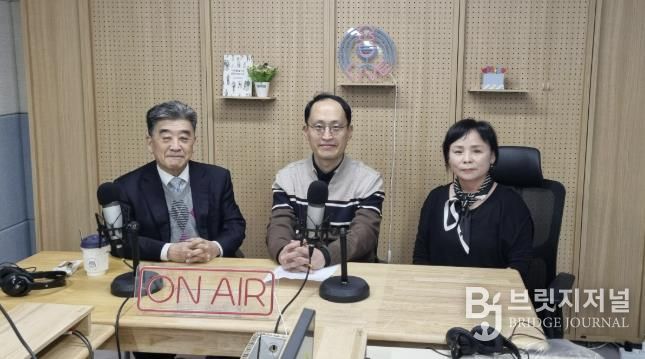 지난 6일 첫 방송을 녹음한 참석자들이 기념사진을 촬영하고 있다.(왼쪽부터 우명동 성신여대 명예교수, 자치분권협의회 구균철 의장, 윤양옥 위원)