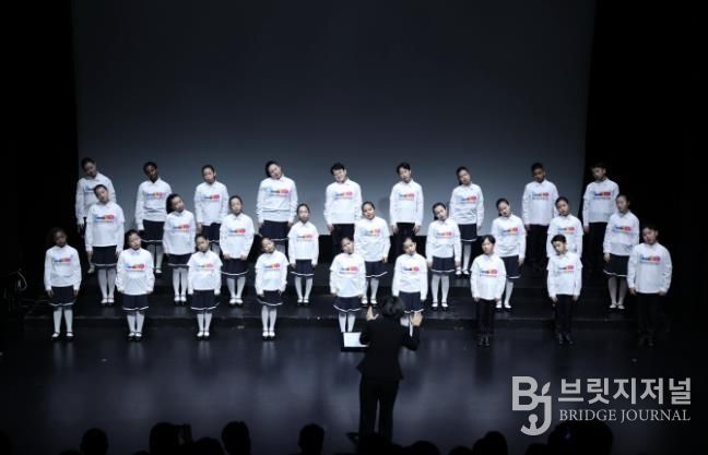 안산시 세계소년소녀합창단이 15일 소극장 보노마루에서 열린 ‘제15회 정기연주회’ 무대에서 합창을 하고 있다.