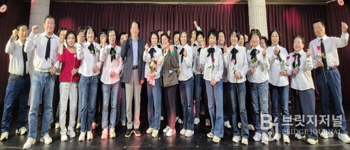 수원시 영통구 광교2동 라온시니어 합창단, 주민 환호 속에 정기연주회 성료