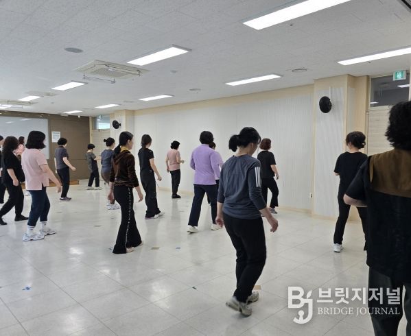 다이어트 댄스 수업 장면