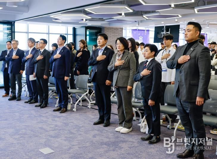 테크노폴 수료회 참석 시의원 국민의례 모습