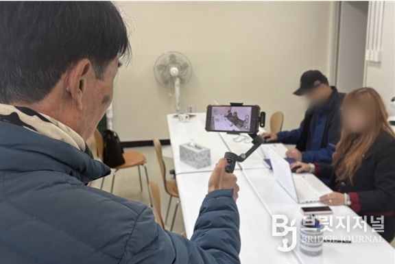 인천장애인종합복지관과 남동정신재활시설 그루터기가 협업하는 취업 준비 프로그램 ‘나의 꿈 찾기’ 참여 당사자들이 영상을 촬영하고 있다.