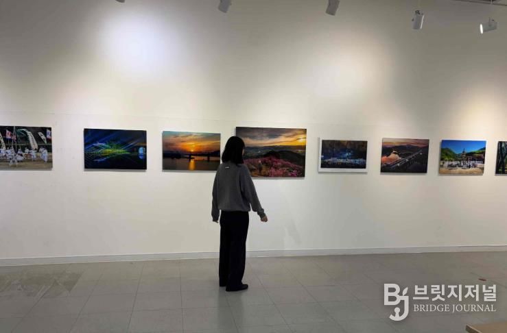 밀양아리랑아트센터 전시장에서 열리는 2025 밀양사계절관광 전국 사진 공모전