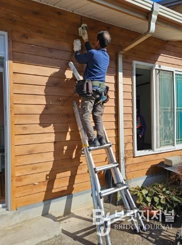 희망복지서비스로 주민 가구에서 전기안전점검을 하고 있는 모습