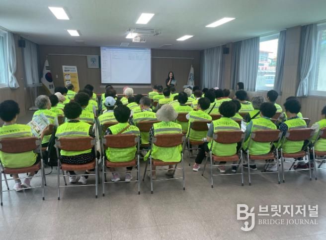 곡성군 노인사회활동지원사업 종사자를 대상으로 감염병 예방 교육을 추진하고 있는 모습