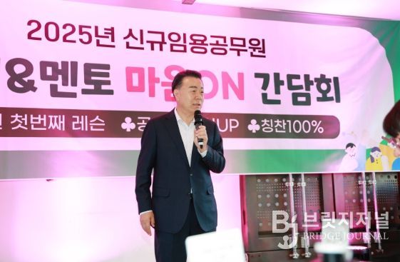 구복규 화순군수가 멘토멘티 간담회에서 신규 직원들을 격려하는 모습