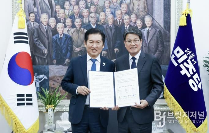 김돈곤 군수와 정청래 대표가 농어촌기본소득 시범사업 성공을 위한 국비 상향 논의를 위한 만남을 가졌다.