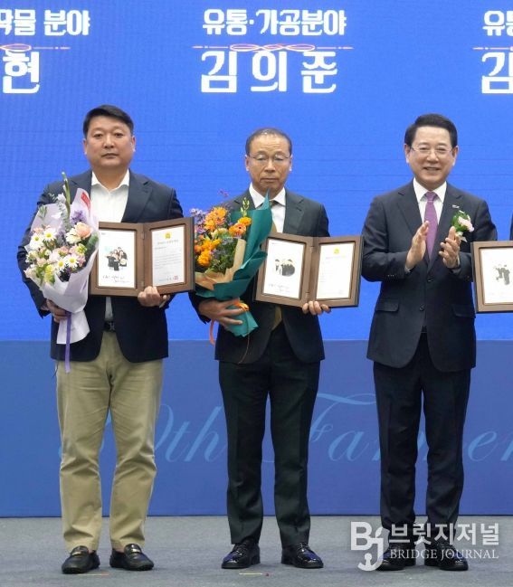 제30회 전남농업인의날 기념식에서 이현농가(왼쪽 첫 번째)가 수상패와 꽃다발을 들고 있다.