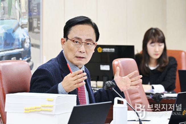 김형재 의원이 10일 열린 서울시의회 제333회 정례회 문화체육관광위원회 행정사무감사에서 서울시체육회 사무처장에게 질의를 하고 있다.