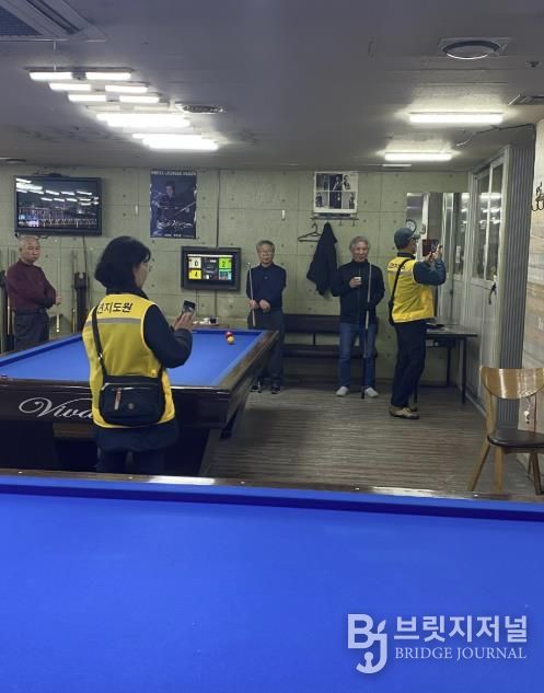 담당 공무원과 금연 지도원이 합동 단속을 하고 있다.