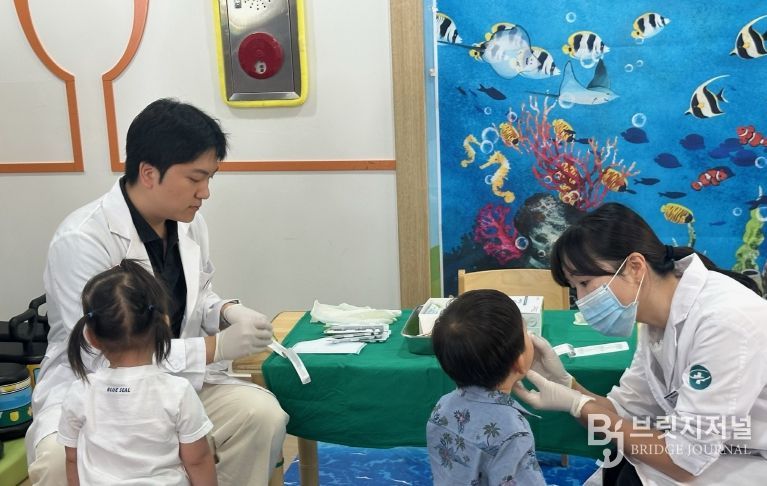 울진군은 지난 8월부터 11월까지 관내 어린이집 및 유치원 21개소 원아 840여 명을 대상으로‘찾아가는 어린이 구강보건교실’을 운영했다