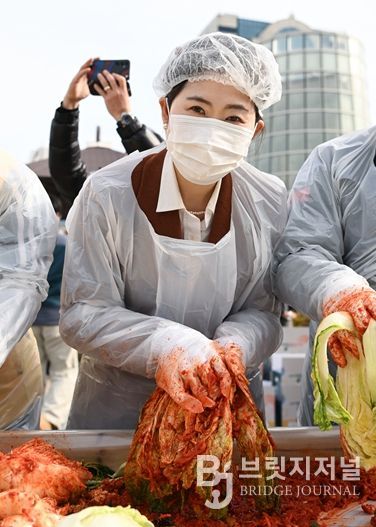 구미경의원 김장행사에 직접 참여하고 있다