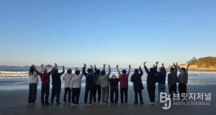 자살예방 힐링캠프에 참여해 신안 일대를 관람하는 참여자들