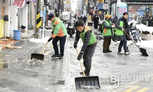 조용익 부천시장이 지난해 부천역 마루광장을 찾아 폭설 대응 상황을 점검한 뒤 제설작업에 동참했다.