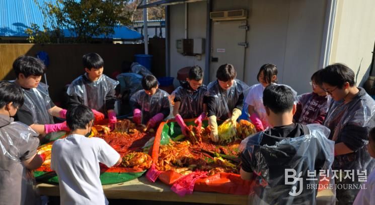“배추 수확부터 김장까지” 완주 농촌유학생 체험