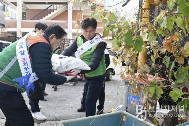 조용익 부천시장과 김태웅 부천시 자율방재단장이 제설제 보충 작업을 하고 있다.