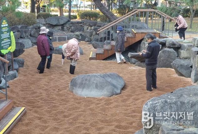 수성못 솔숲광장 내 ‘맨발 걷기 힐링장’