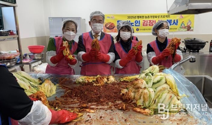 한국생활개선 영천시연합회는 19일 농업기술센터에서 회원 20여 명이 참여한 가운데 김장 나눔 봉사를 펼쳤다.