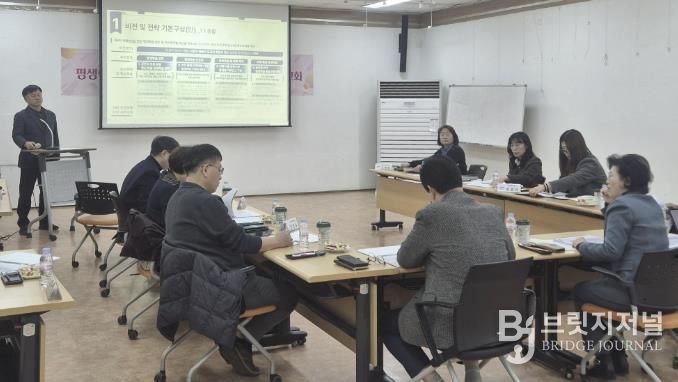 조성진 평생학습팀장이 19일 안산시평생비전센터에서 ‘제4차(2026~2030) 안산시 평생학습도시 중장기 발전계획’ 연구용역 중간보고회를 진행하고 있다.