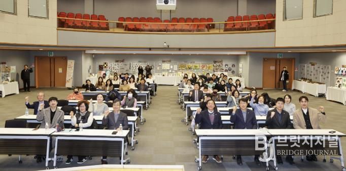 장애인 학습자들이 18일 안산문화예술의전당 국제회의장에서 ‘안산시 장애인 평생학습 성과공유회’를 진행하고 있다.